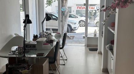 Современный интерьер маникюрного салона NailZone в центре Никосии, Лефкосия, CY.