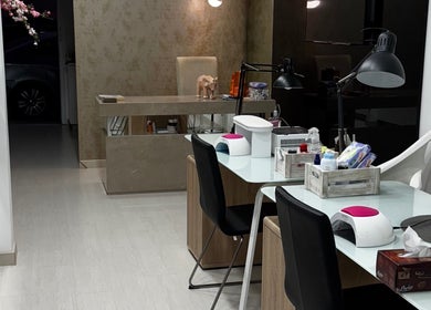 Интерьер NailZone в Никосии, Лефкосия, CY с современными маникюрными станциями.