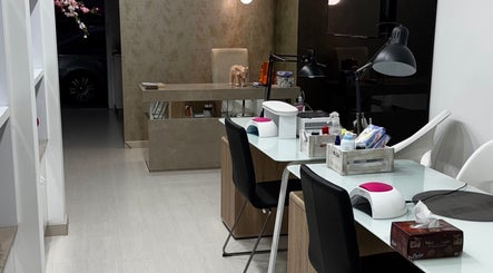 Интерьер NailZone в Никосии, Лефкосия, CY с современными маникюрными станциями.