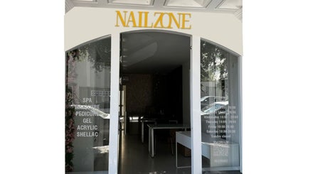 Вход в салон NailZone в Никосии, Лефкосия, Кипр, с современным дизайном и стеклянными дверями.
