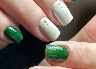Современный зеленый маникюр в NailZone, Никасия, Лефкоша, CY, с декоративными элементами.