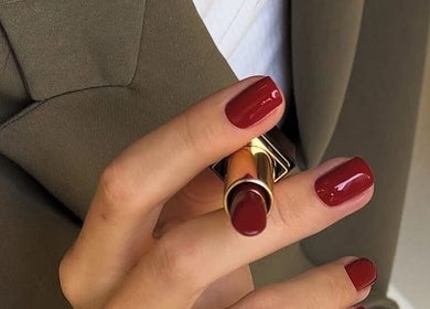 Роскошный красный маникюр в NailZone, Никосия, Лефкосия, CY с помадой в тон.