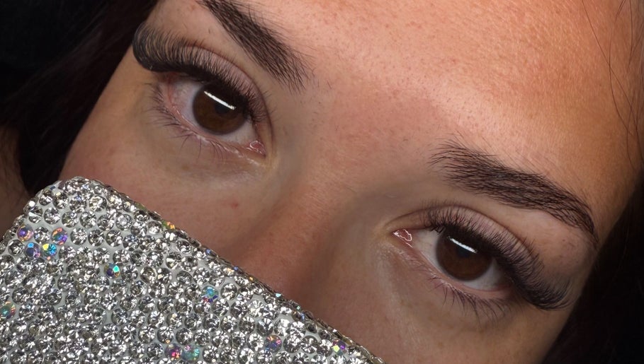 Cils élégants à Lashe By’S, Villefranche-de-Rouergue, Occitanie, FR. Mise en valeur des yeux avec éclat.