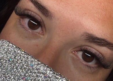 Cils élégants à Lashe By’S, Villefranche-de-Rouergue, Occitanie, FR. Mise en valeur des yeux avec éclat.