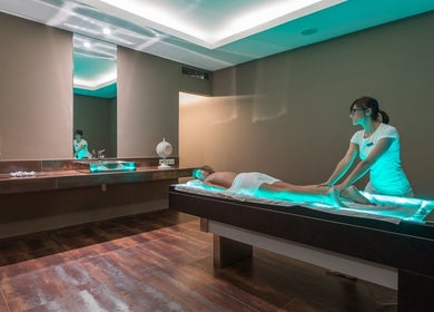 Apex Retreat therapist gives a relaxing massage in a tranquil room in Algiers, Algiers Province, DZ.