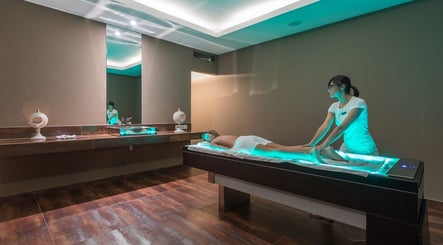 Apex Retreat therapist gives a relaxing massage in a tranquil room in Algiers, Algiers Province, DZ.