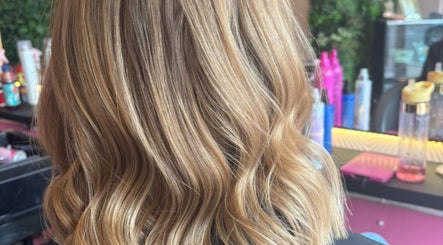 Wavy blonde hairstyle at Dream Hair&Beauty by Rachel in Spilsby, England, GB, showcasing natural highlights.