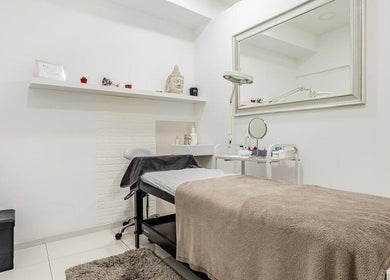 Sala de tratamiento en Junique Nails, Vigo, ES, con una decoración relajante y elegante.