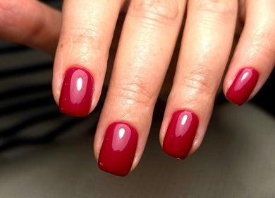 Рубінові нігті в MarinANails, Mińsk Mazowiecki, Województwo Mazowieckie, PL - стильний манікюр.