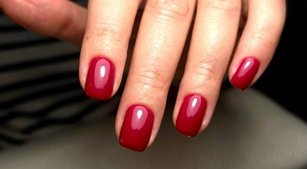 Рубінові нігті в MarinANails, Mińsk Mazowiecki, Województwo Mazowieckie, PL - стильний манікюр.