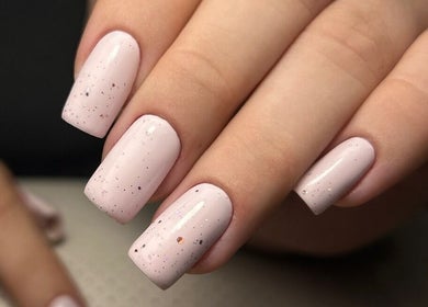 Ніжний рожевий манікюр у MarinANails, Mińsk Mazowiecki, Województwo Mazowieckie, PL.
