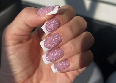 Елегантний манікюр із білим френчем у MarinANails, Mińsk Mazowiecki, Województwo Mazowieckie, PL.