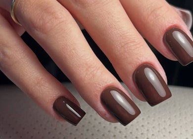 Ідеальний коричневий манікюр у MarinANails, Мі́нськ Мазовецький, Воївудство Мазовецьке, PL.