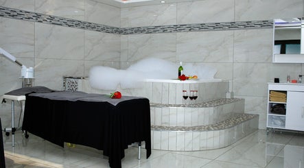 Luxurious spa room at Semeni Asante Spa in Johannesburg, Gauteng, ZA with a bubbling bath and elegant decor.
