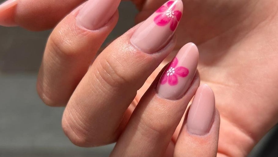 Close-up of elegant pink floral nails at NC Nails Italian Quality, Genève, Genève, CH.