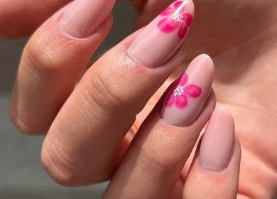 Close-up of elegant pink floral nails at NC Nails Italian Quality, Genève, Genève, CH.