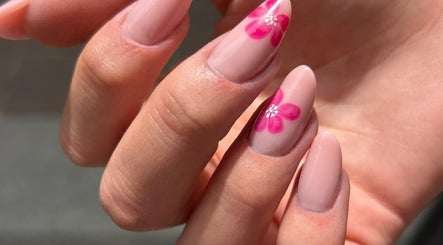 Close-up of elegant pink floral nails at NC Nails Italian Quality, Genève, Genève, CH.