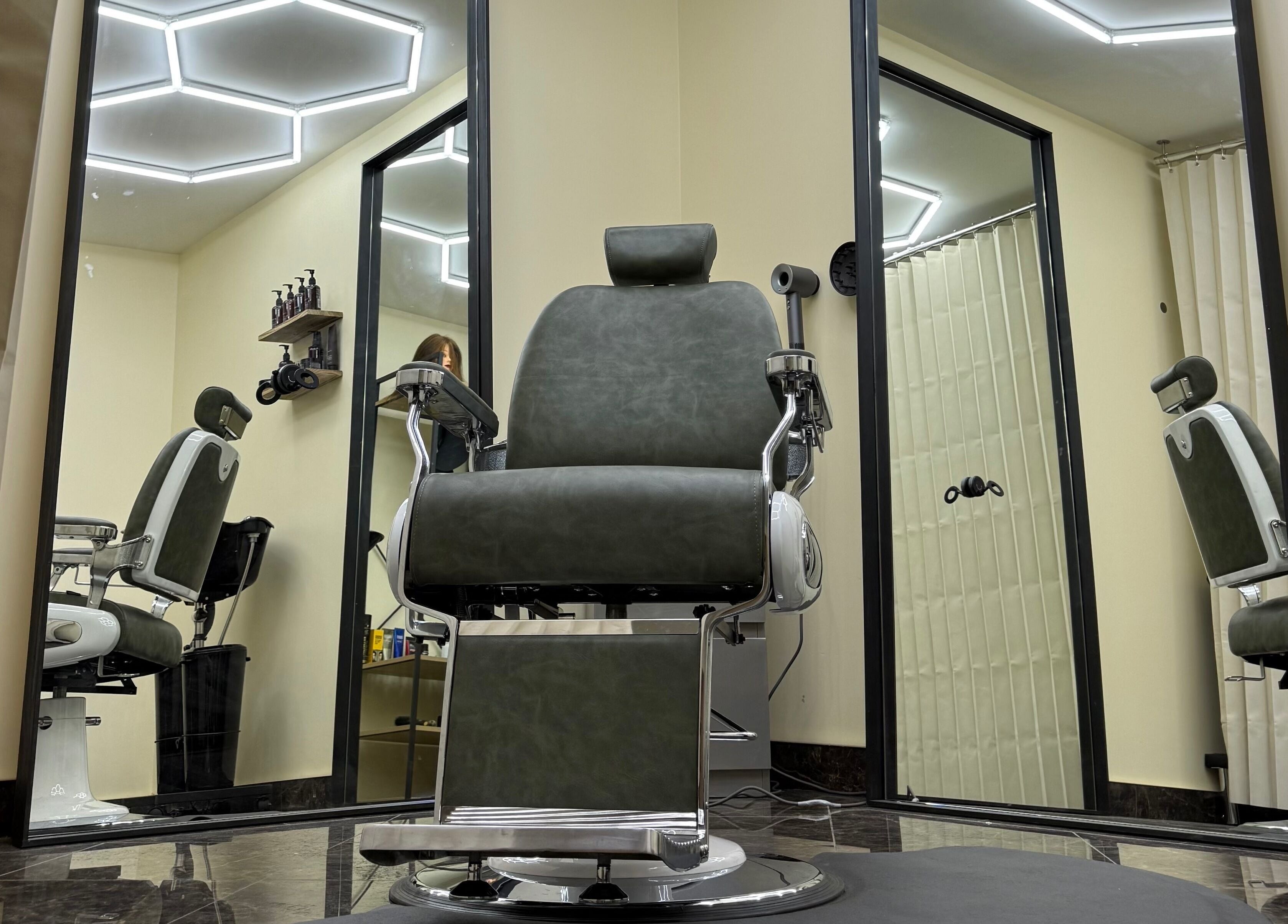 Modern salon chair and mirrors at Park And Cut, Auckland, Auckland, NZ showcasing elegant design and ambiance.