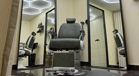 Modern salon chair and mirrors at Park And Cut, Auckland, Auckland, NZ showcasing elegant design and ambiance.