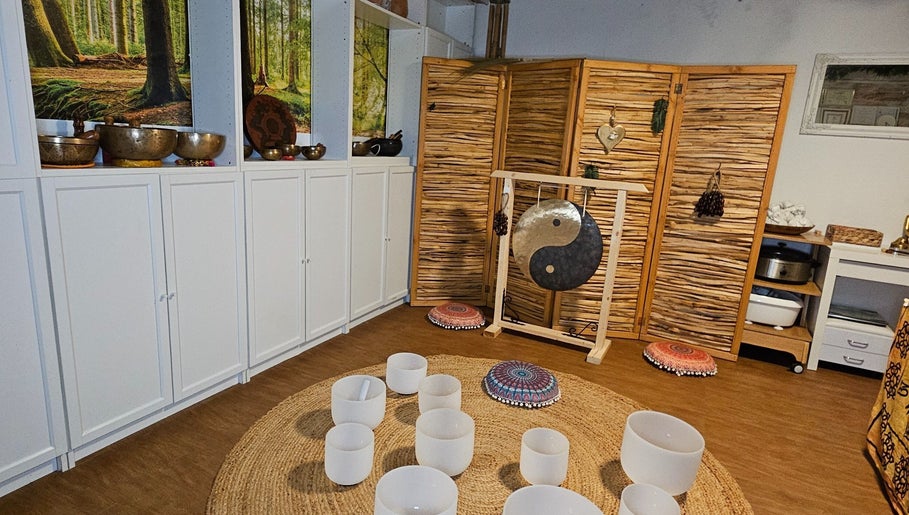 Sala di meditazione nel Sweet Hands, Lugano, Ticino, CH con ciotole e gong decorativo.