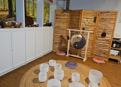 Sala di meditazione nel Sweet Hands, Lugano, Ticino, CH con ciotole e gong decorativo.
