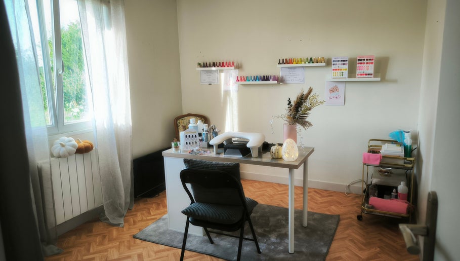 Table de manucure élégante chez Atelier Beauté by Liliana & Elodie à La Loupe, Centre-val De Loire, FR.