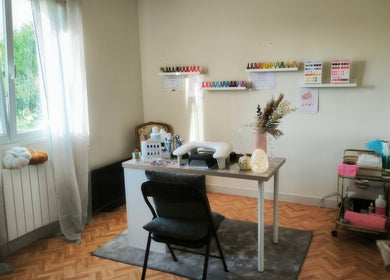 Table de manucure élégante chez Atelier Beauté by Liliana & Elodie à La Loupe, Centre-val De Loire, FR.