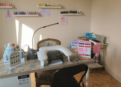 Espace manucure lumineux chez Atelier Beauté by Liliana & Elodie, La Loupe, Centre-val De Loire, FR.