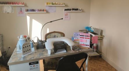 Espace manucure lumineux chez Atelier Beauté by Liliana & Elodie, La Loupe, Centre-val De Loire, FR.