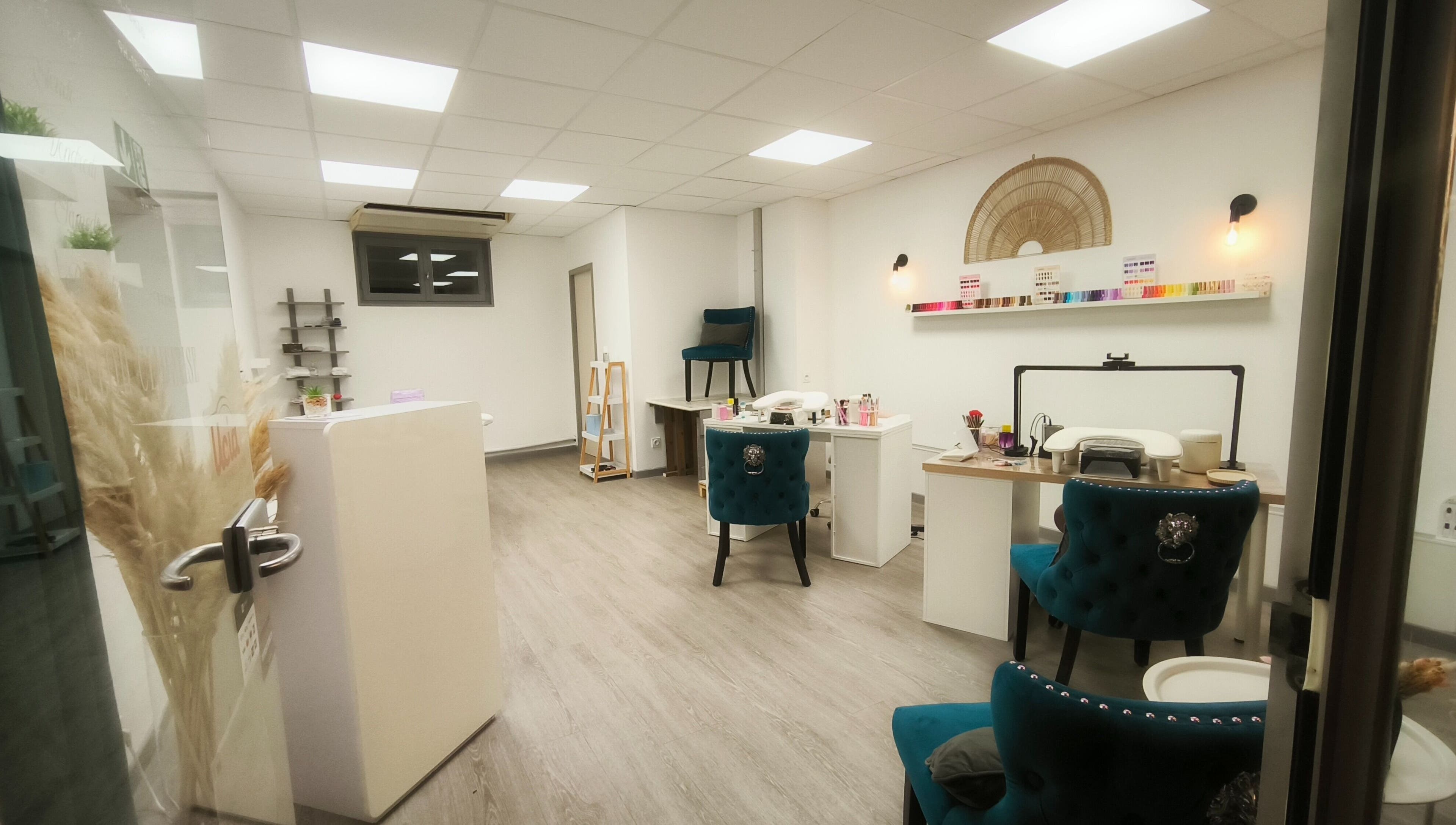 Salon de manicure élégant à Atelier Beauté by Elodie, La Loupe, Centre-val De Loire, FR, spacieux et moderne.