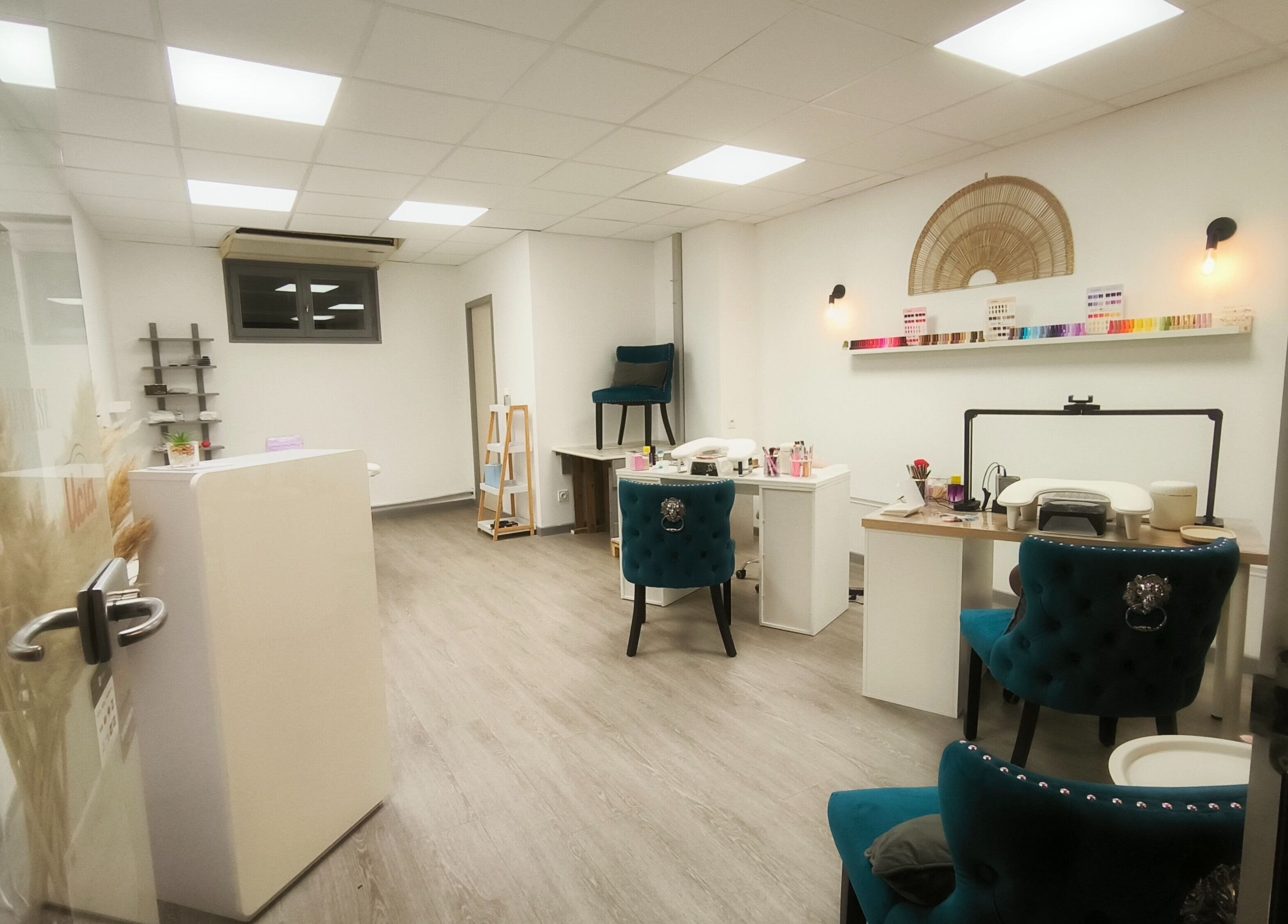 Salon de manicure élégant à Atelier Beauté by Elodie, La Loupe, Centre-val De Loire, FR, spacieux et moderne.