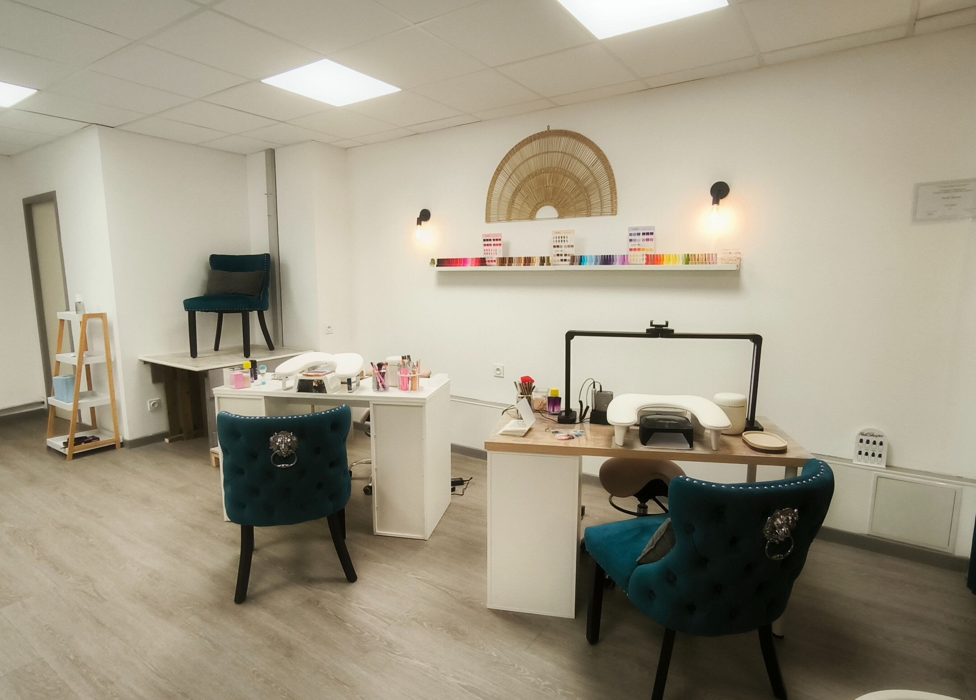 Salon élégant d'Atelier Beauté by Elodie à La Loupe, Centre-val De Loire, FR, avec stations de manucure.