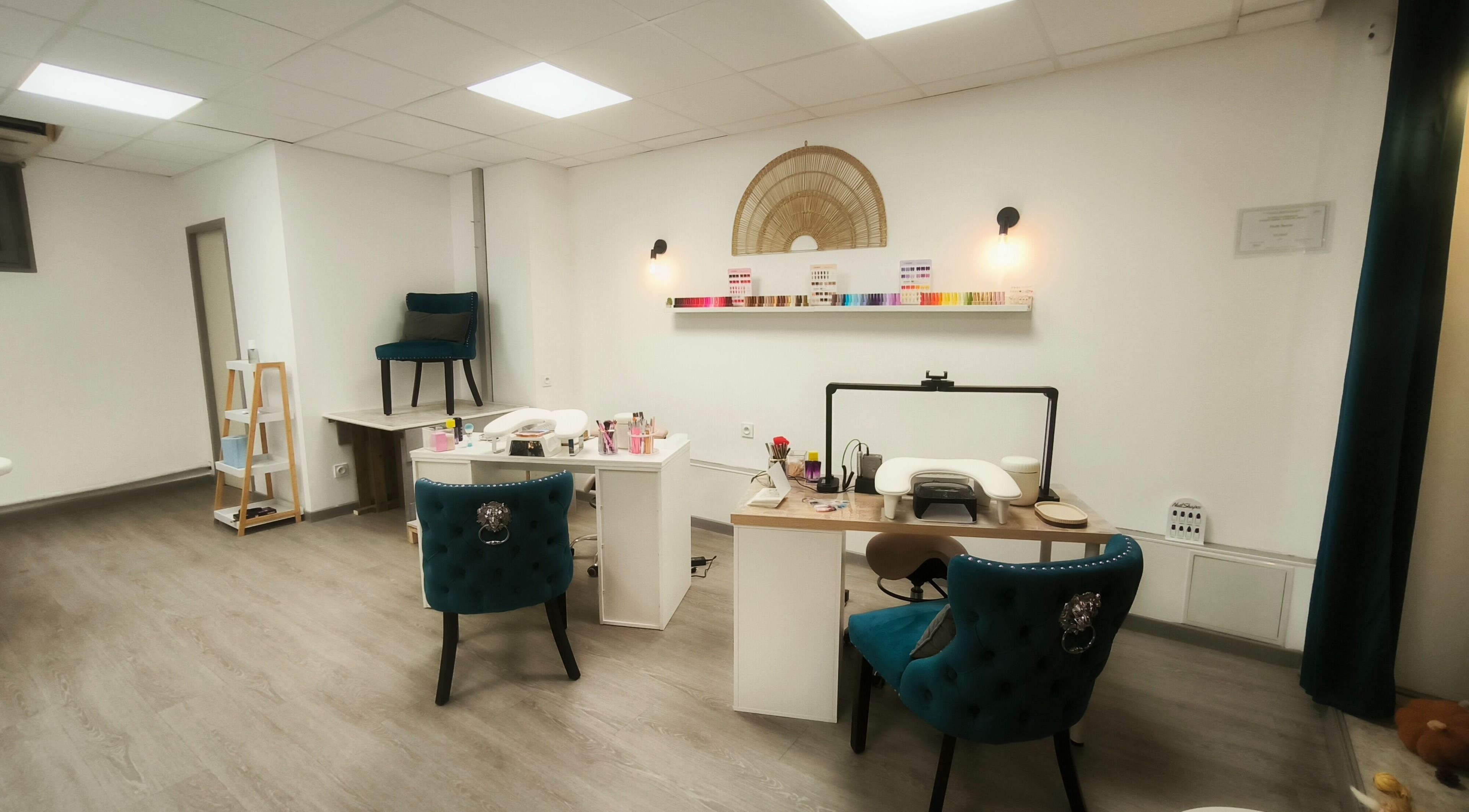 Salon élégant d'Atelier Beauté by Elodie à La Loupe, Centre-val De Loire, FR, avec stations de manucure.
