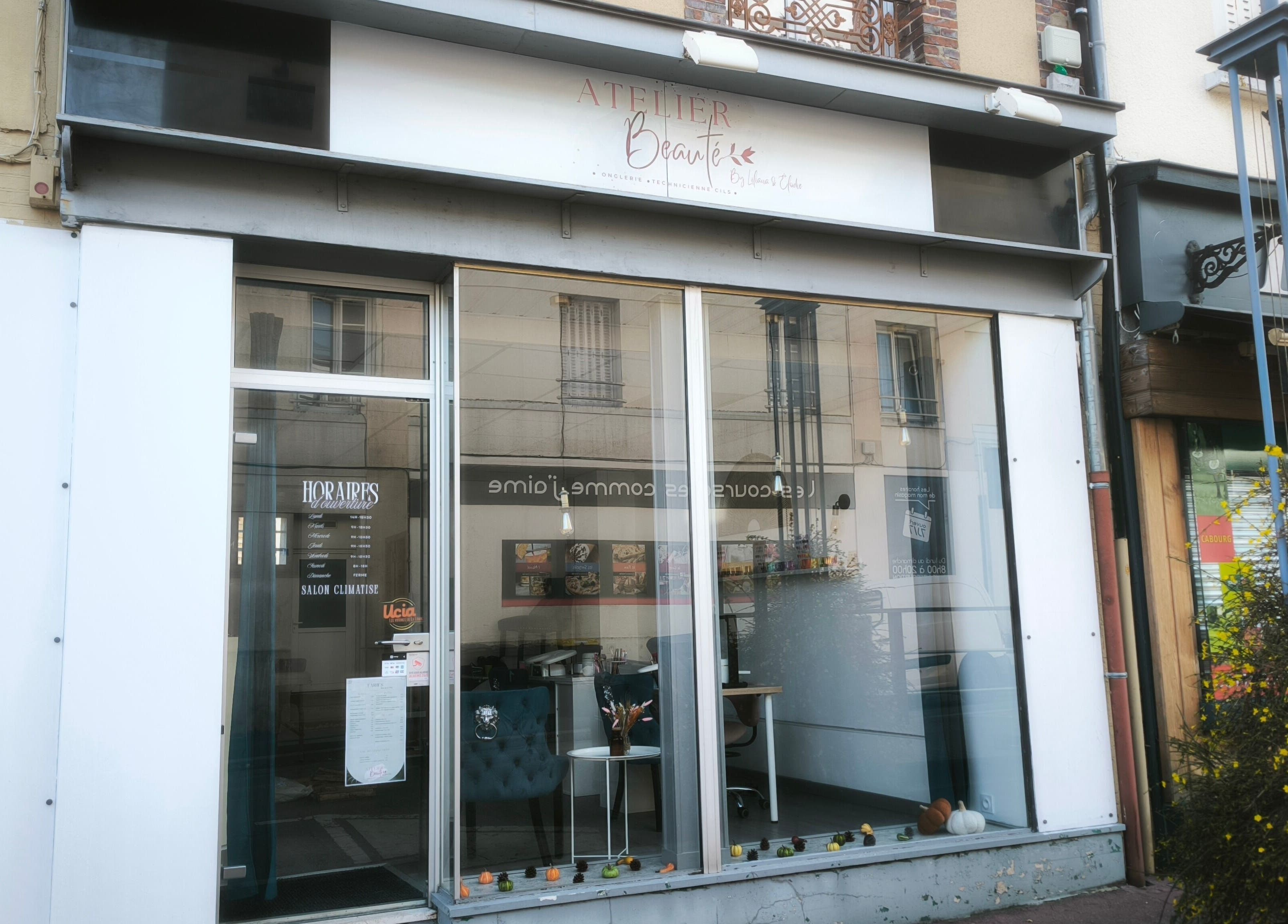 Façade moderne de l'Atelier Beauté by Elodie à La Loupe, Centre-val De Loire, FR.