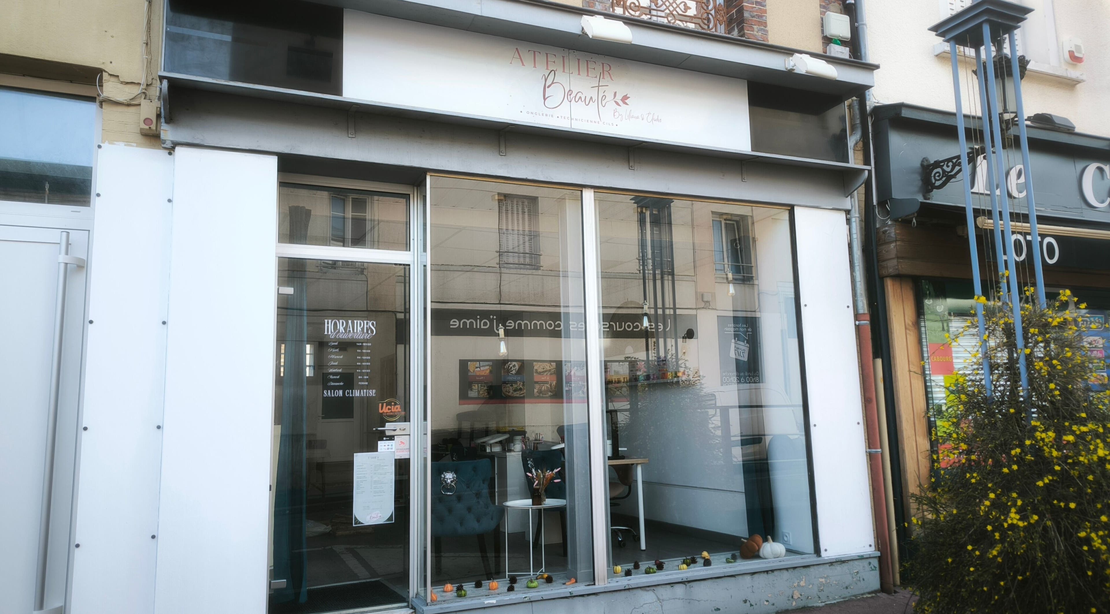 Façade moderne de l'Atelier Beauté by Elodie à La Loupe, Centre-val De Loire, FR.