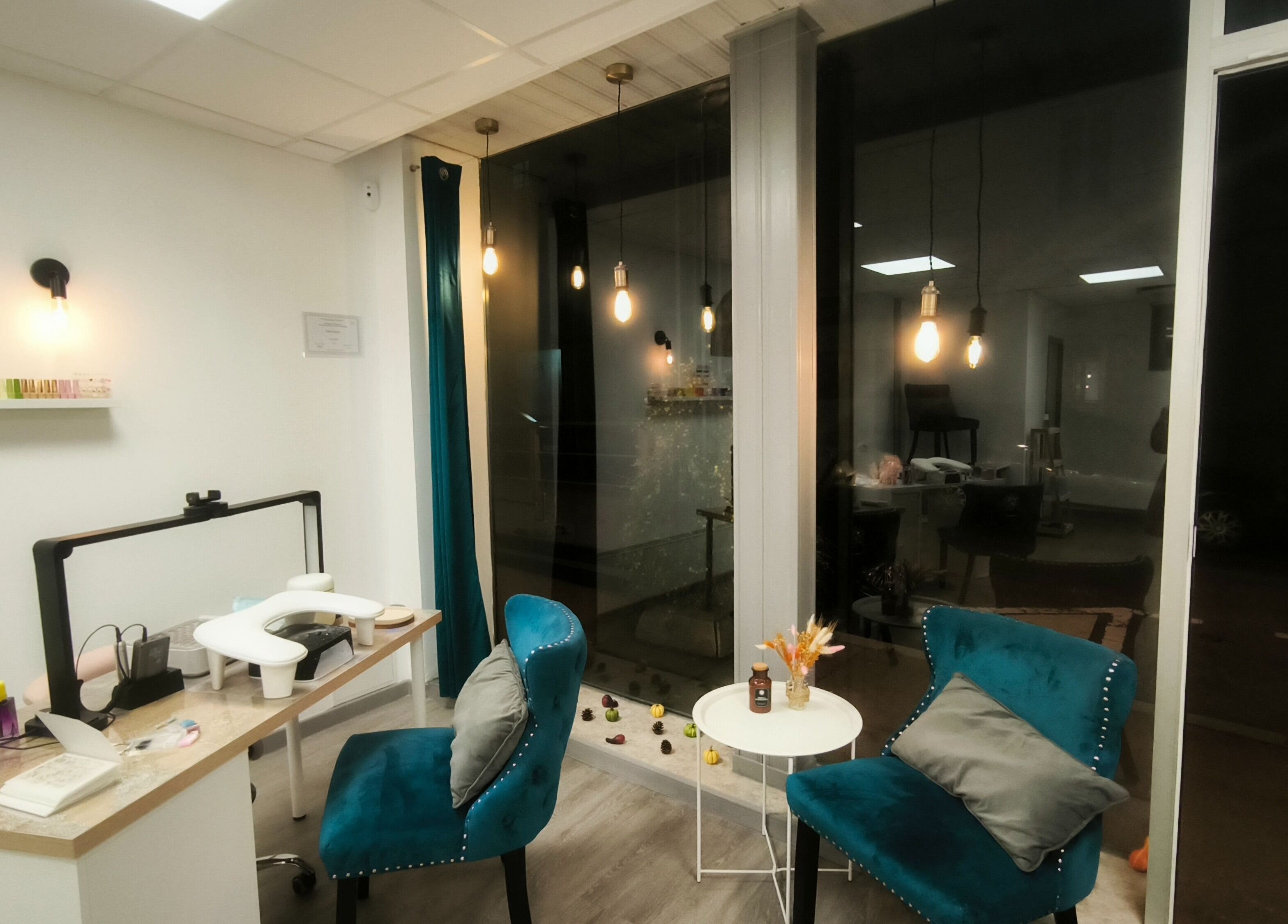 Intérieur moderne d'Atelier Beauté by Elodie, La Loupe, Centre-val De Loire, FR, espace détente lumineux.