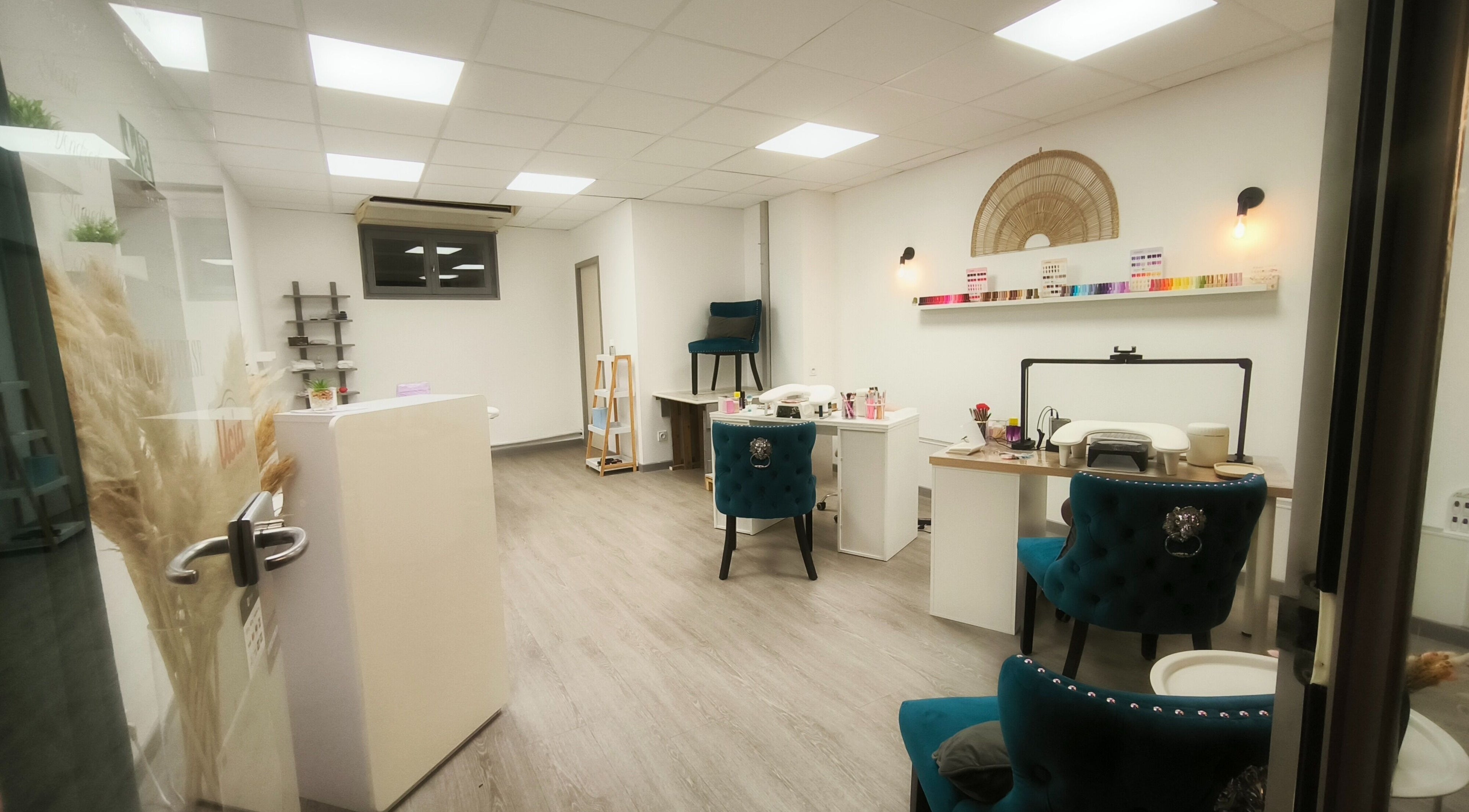 Intérieur moderne et élégant de SIMONAEIL'S à La Loupe, Centre-val De Loire, FR.