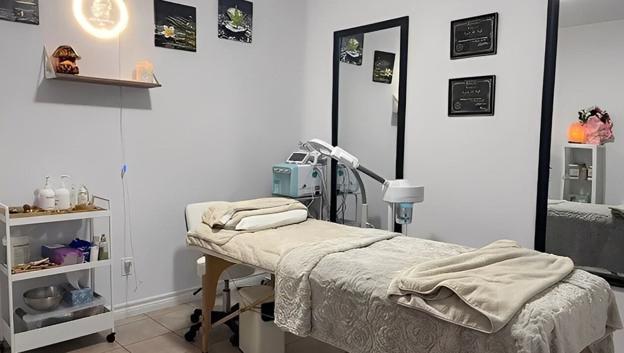 Salle de soins paisible à AYA GLOW STUDIO, Trois-Rivières, Québec, CA, avec équipements modernes.