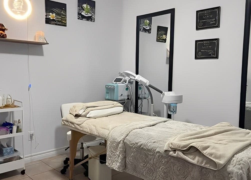 Salle de soins paisible à AYA GLOW STUDIO, Trois-Rivières, Québec, CA, avec équipements modernes.