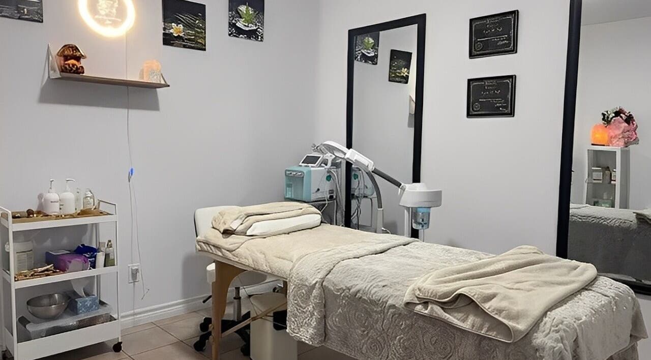 Salle de soins paisible à AYA GLOW STUDIO, Trois-Rivières, Québec, CA, avec équipements modernes.
