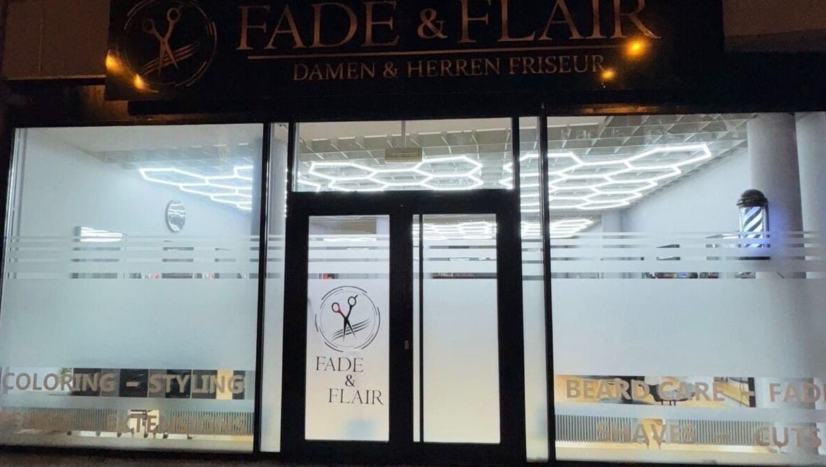 Außenansicht von Fade and Flair in Graz, Steiermark, AT bei Nacht mit leuchtendem Schaufenster.