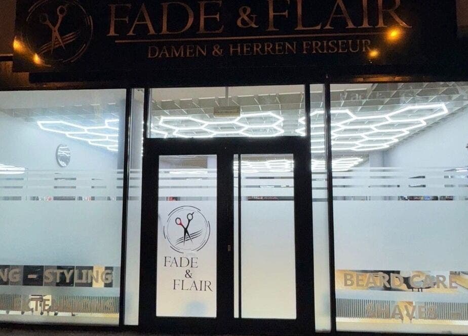 Außenansicht von Fade and Flair in Graz, Steiermark, AT bei Nacht mit leuchtendem Schaufenster.