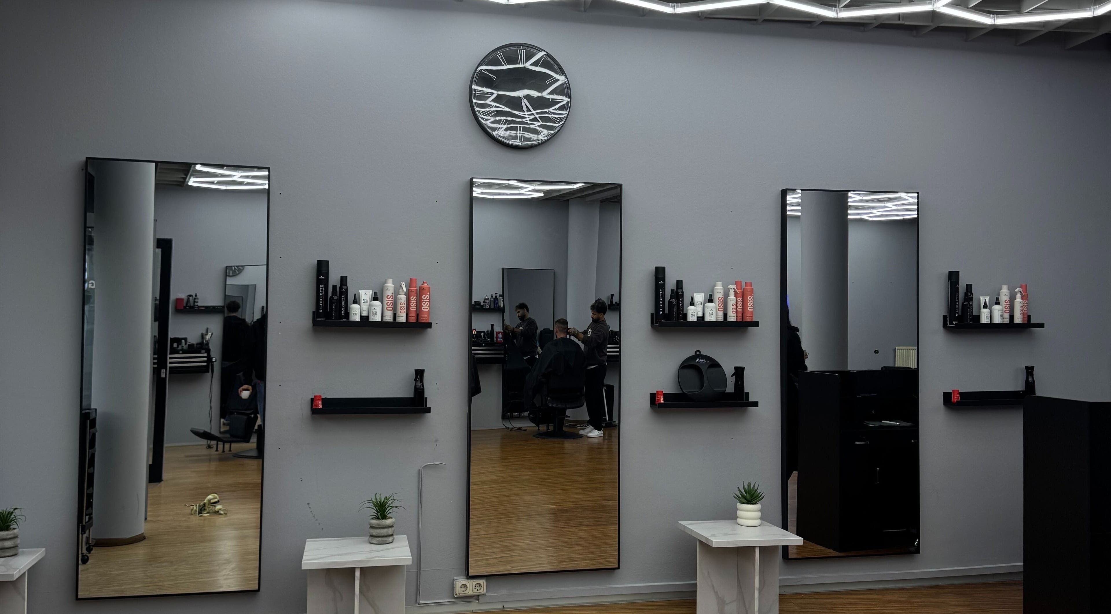 Innenansicht von Fade and Flair, Graz, Steiermark, AT, mit Spiegeln und Pflegeprodukten.