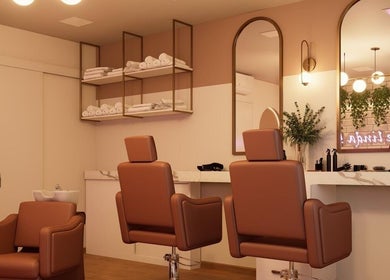 Interior moderno do STUDIO CAMILA COSTA em Rio De Janeiro, BR, com cadeiras e decoração sofisticada.