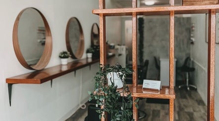 Fab Curls salon interior in Bayamón, Bayamón, PR, featuring modern mirrors and wooden decor.