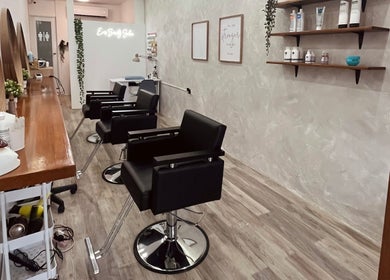 Elegant hair styling chairs at Fab Curls, Bayamón, Bayamón, PR, showcasing modern salon decor.