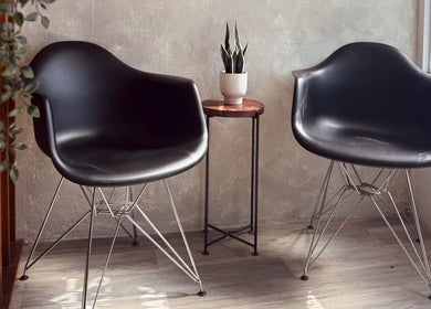 Modern black chairs in the waiting area of Fab Curls, Bayamón, Bayamón, PR, offering a welcoming ambience.