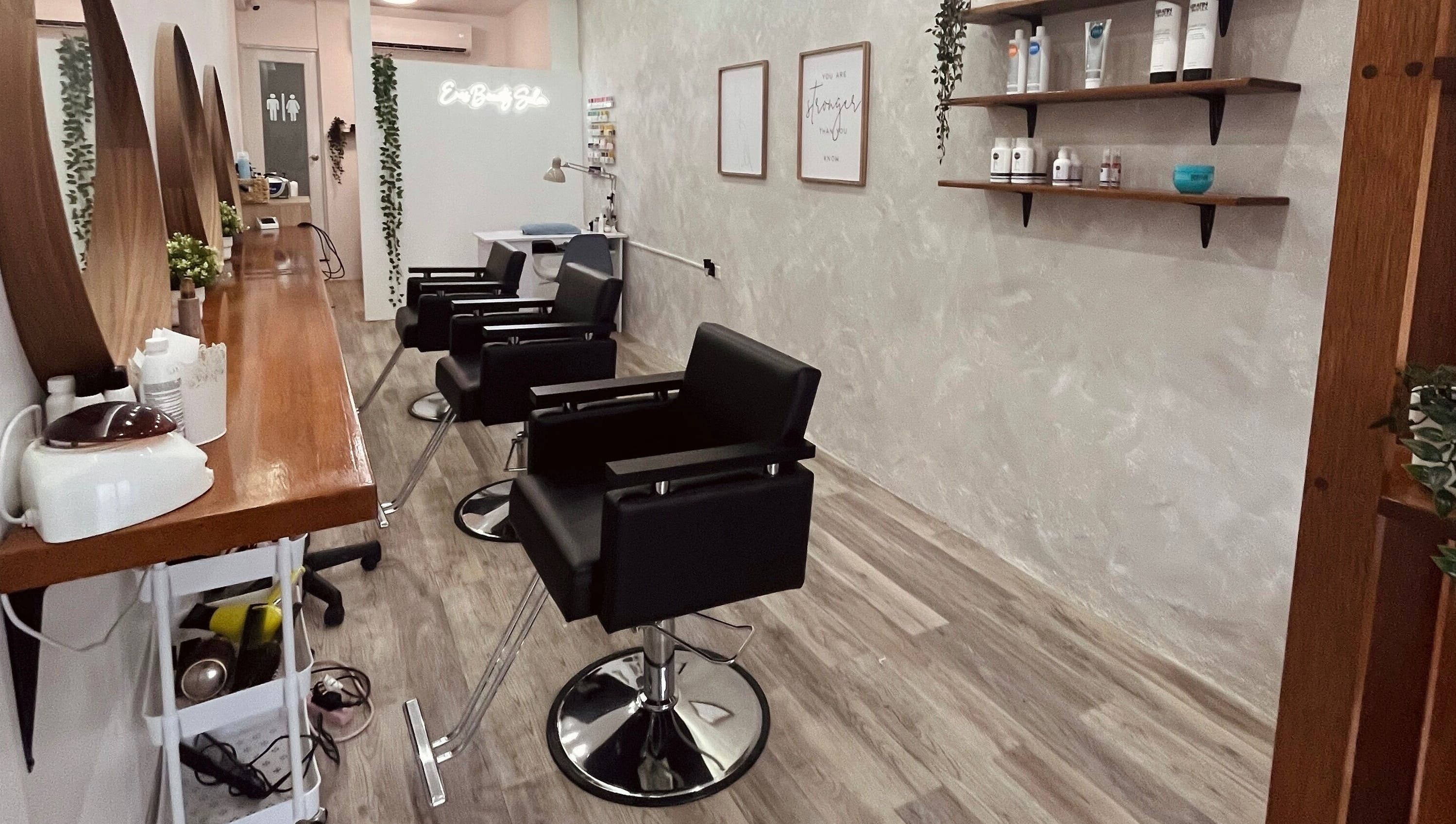 Modern salon chairs and decor at Fab Curls, Bayamón, Bayamón, PR, creating a stylish and welcoming atmosphere.