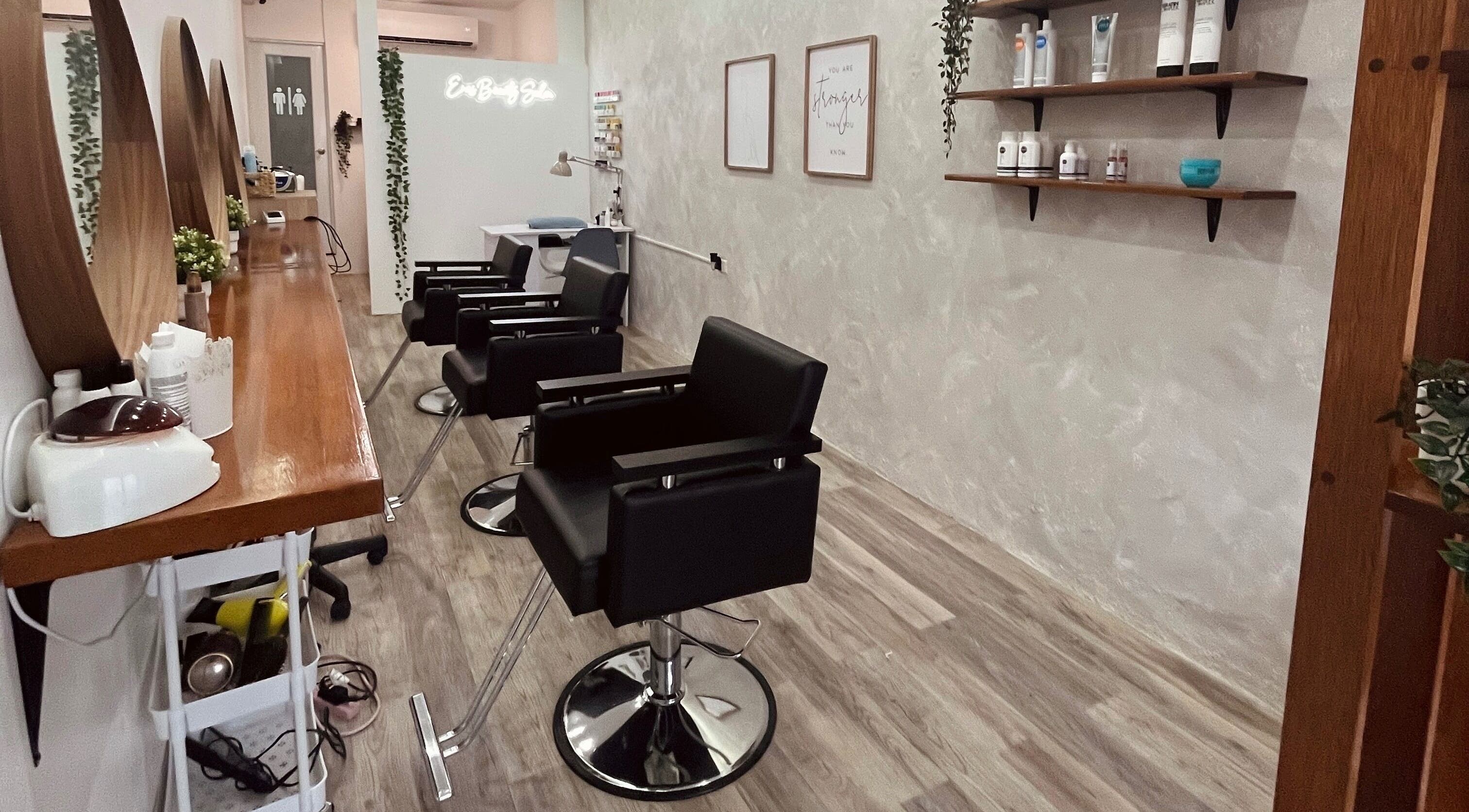 Modern salon chairs and decor at Fab Curls, Bayamón, Bayamón, PR, creating a stylish and welcoming atmosphere.