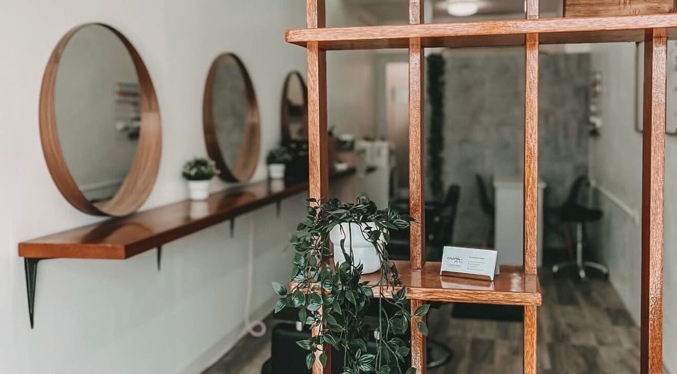 Elegant interior with mirrors at Fab Curls, Bayamón, Bayamón, PR, showcasing inviting decor and plants.